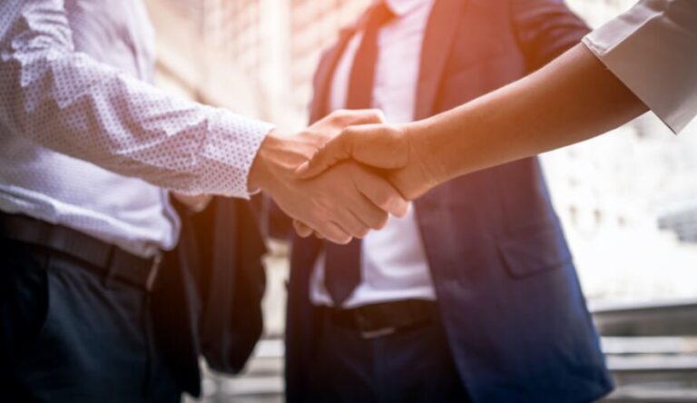 Wybrany obrazek dla artykułu: Jak efektywnie negocjować ceny mieszkań? Praktyczne porady dla kupujących